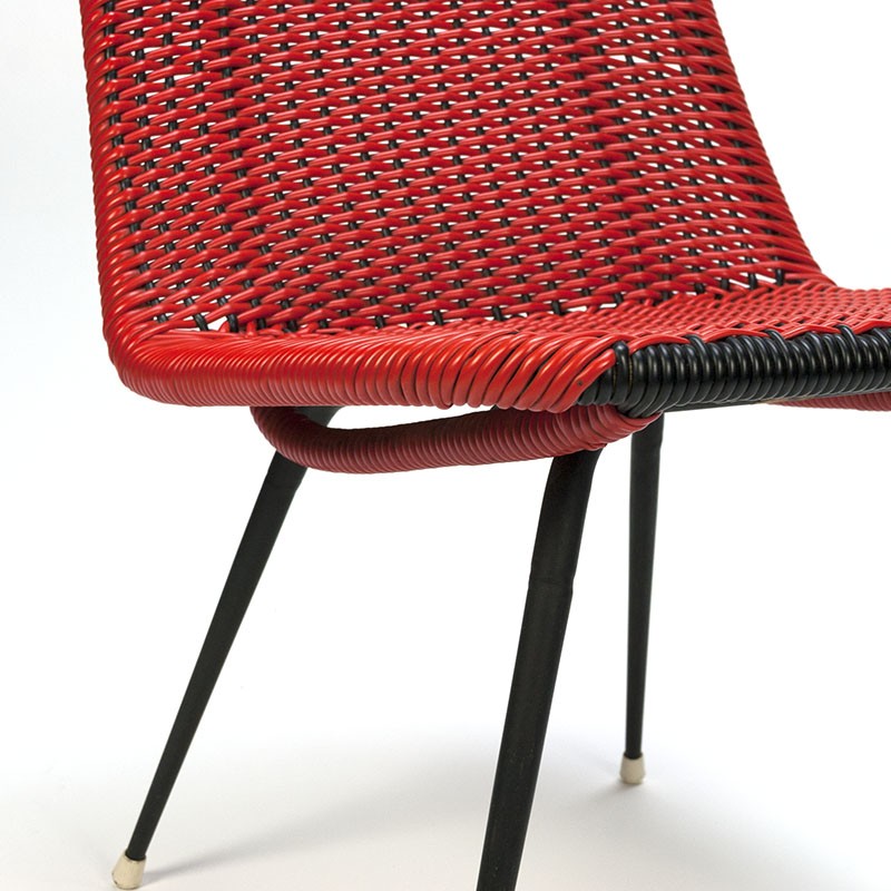 Rode vintage zitstoel van gevlochten plastic draad Retro