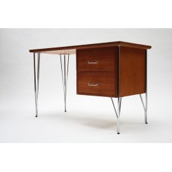 Bureau op chromen onderstel