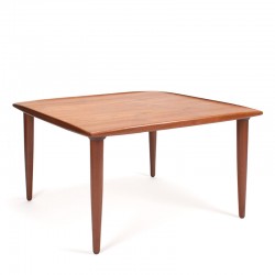 Mid-Century Deense teakhouten salontafel met opstaande rand