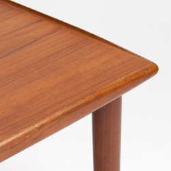 Mid-Century Deense teakhouten salontafel met opstaande rand