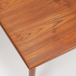 Mid-Century Deense teakhouten salontafel met opstaande rand